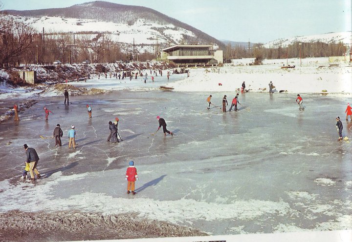 Prírodne klzisko na jazierku Ryba pri Hornade za splavom